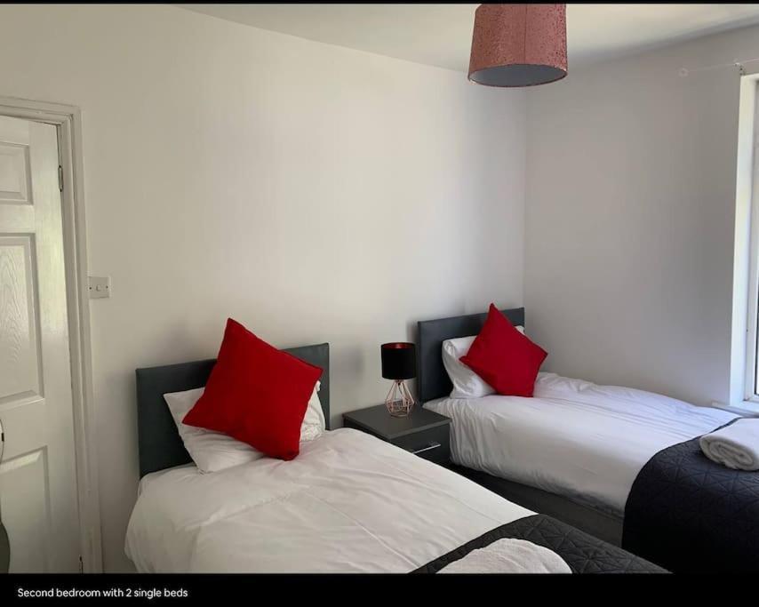 Wv1 Budget Contractor Stays- 5 Beds - Discounts Ok Wolverhampton Exterior photo