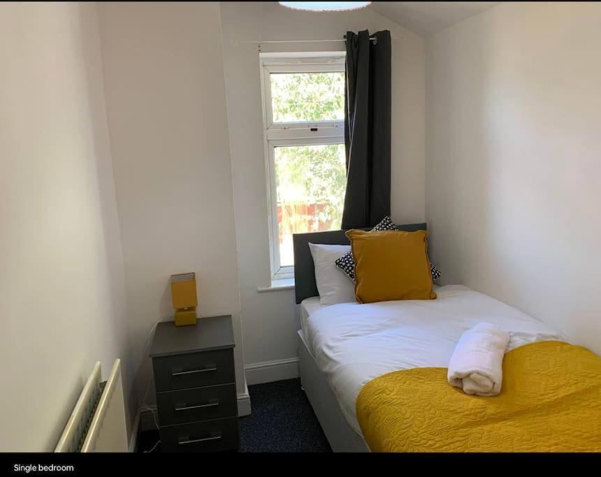 Wv1 Budget Contractor Stays- 5 Beds - Discounts Ok Wolverhampton Exterior photo