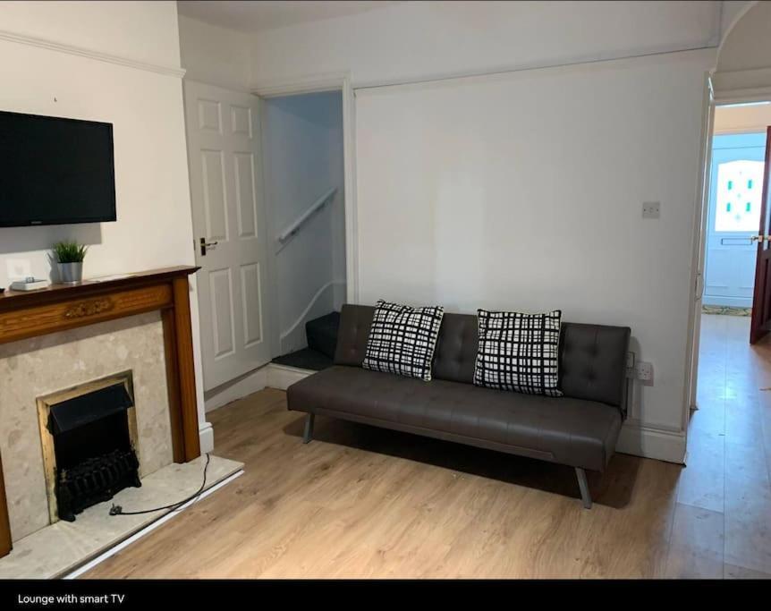 Wv1 Budget Contractor Stays- 5 Beds - Discounts Ok Wolverhampton Exterior photo